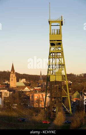 Deutschland, Ruhrgebiet, Castrop-Rauxel, Kopfbedeckung der stillgelegten Kohlemine Erin, Blick auf den alten Teil von Castrop. Deutschland, Ruhrgebiet, Castrop-Rauxel, Stockfoto