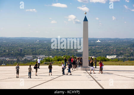 Deutschland, Ruhrgebiet, Herten, Obelisk auf dem Haufenhaufen Hoheward ist der Obelisk der Indikator für ein großes Sund Zifferblatt. Deutschland, Ruhrgebiet, Herten, Obelisk Stockfoto