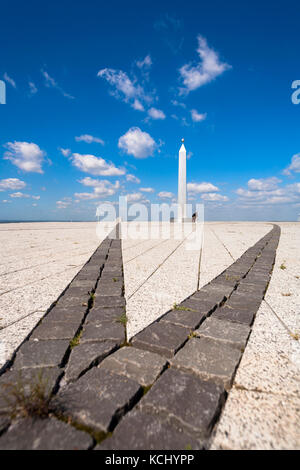 Deutschland, Ruhrgebiet, Herten, Obelisk auf dem Haufenhaufen Hoheward ist der Obelisk der Indikator für ein großes Sund Zifferblatt. Deutschland, Ruhrgebiet, Herten, Obelisk Stockfoto