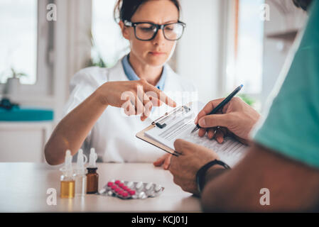 Patienten Anmeldung Krankenversicherung Antragsformular im Doktorbüro Stockfoto