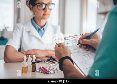 Patienten Anmeldung Krankenversicherung Antragsformular im Doktorbüro Stockfoto