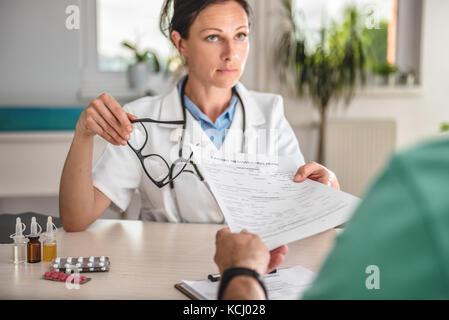 Arzt, Patient Anmeldeformular im Krankenhaus Stockfoto