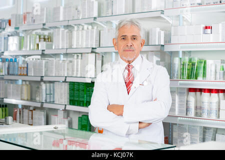 Apotheker in der Apotheke stehen die Arme gekreuzt Stockfoto