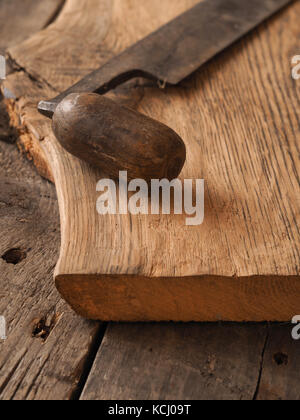 Altes holz Flugzeug auf einer Eiche rustikal Plank, in der Holzbearbeitung oder zimmerei Hintergrund Stockfoto