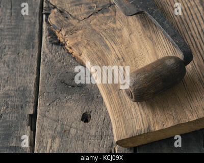 Altes holz Flugzeug auf einer Eiche rustikal Plank, in der Holzbearbeitung oder zimmerei Hintergrund, vintage Farbe stilisierte Stockfoto