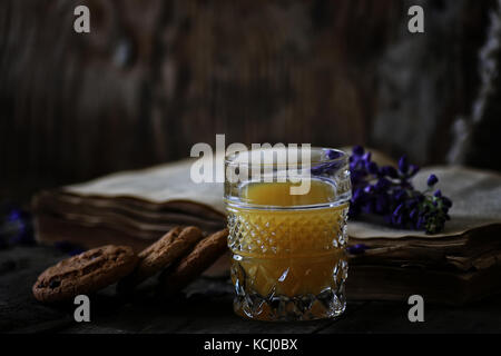 Retro-Buch und ein Glas Orangensaft morgens Stockfoto