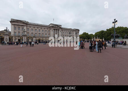 LONDON - SEPTEMBER 2017; Touristen vor dem Buckingham Palace. Stockfoto