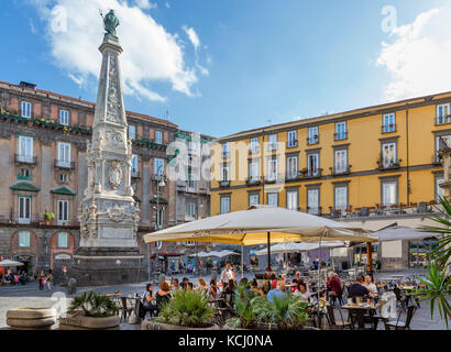 Café unter dem Turm von San Domenico (Obelisco - Guglia di San Domenico), Piazza San Domenico Maggiore, Neapel, Italien Stockfoto