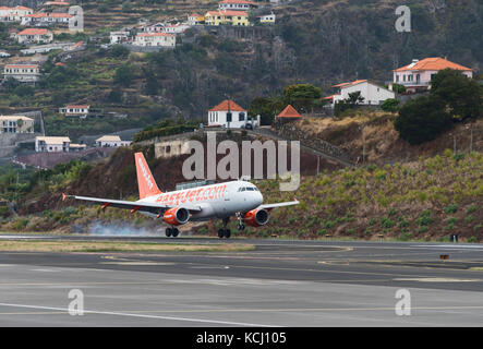 Easyjet Airbus A319 Registrierung G-EZBD berührt auf Cristiano Ronaldo zum Internationalen Flughafen Madeira Stockfoto