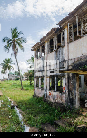 Aufgegeben und Ausbleichen Haus in robertsport, Spuren von Bürgerkrieg, Liberia, Westafrika Stockfoto