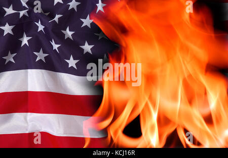 Brennende amerikanische Flagge Stockfoto, Bild: 162484334 - Alamy