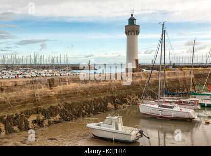 Marina und Leuchtturm am Pier von Port Haliguen, Halbinsel Quiberon, Morbihan, Bretagne, Frankreich Stockfoto