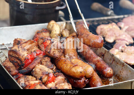 Rotes Fleisch Koteletts, shish Fleischspieße und Würstchen am Grill Stockfoto