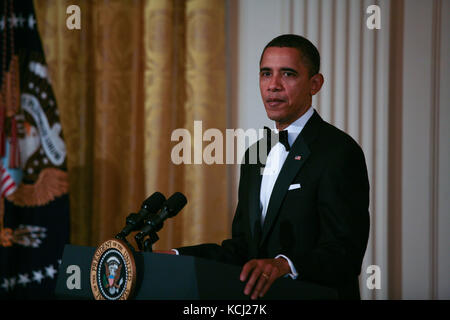 US-Präsident Barack Obama und First Lady Michelle Obama veranstalten den Kennedy Center Honorees 2010 zu einem Empfang im East Room des Weißen Hauses, bevor sie zum Kennedy Center gehen. Die Preisträger der 33. Jahrespreise sind Sängerin und Songwriterin Merle Haggard, Komponist und Lyriker Jerry Herman, Tänzer, Choreograph und Regisseur Bill T. Jones, Songwriter und Musiker Paul McCartney sowie Produzent, Fernseh-Moderator und Schauspielerin Oprah Winfrey. Gutschrift: Gary Fabiano / Pool über CNP /MediaPunch Stockfoto