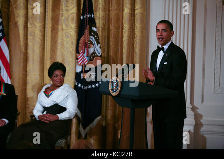 US-Präsident Barack Obama und First Lady Michelle Obama veranstalten den Kennedy Center Honorees 2010 zu einem Empfang im East Room des Weißen Hauses, bevor sie zum Kennedy Center gehen. Die Preisträger der 33. Jahrespreise sind Sängerin und Songwriterin Merle Haggard, Komponist und Lyriker Jerry Herman, Tänzer, Choreograph und Regisseur Bill T. Jones, Songwriter und Musiker Paul McCartney sowie Produzent, Fernseh-Moderator und Schauspielerin Oprah Winfrey. Gutschrift: Gary Fabiano / Pool über CNP /MediaPunch Stockfoto