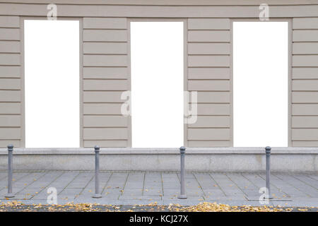 Drei Leere vertikale Mockups auf einer Gebäudewand Herbst Straße. Vorderansicht Stockfoto
