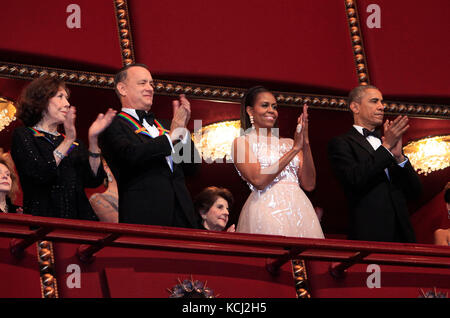 US-Präsident Barack Obama und First Lady Michelle Obama nehmen am Sonntag, den 7. Dezember 2014 am John F. Kennedy Center for the Performing Arts in Washington, D.C. an dem Programm zur Anerkennung der 37. Von links nach rechts: Lily Tomlin, Tom Hanks, die erste Dame und der Präsident. Gutschrift: Dennis Brack / Pool über CNP /MediaPunch Stockfoto