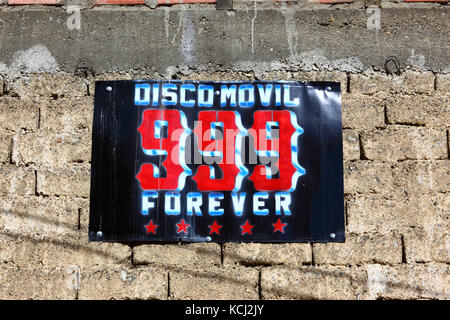 Mobile Disco 999 Forever Sign on adobe / Mauer aus Lehmziegel, El Alto, Bolivien Stockfoto