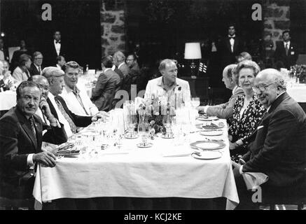 G-7-Führer sorgen eine Bar-b-que im Chateau Montebello in Montebello, Quebec, Kanada am 20. Juli 1981. Von links nach rechts: Präsident Gaston Thorn von der Europäischen Kommission, Premierminister Zenko Suzuki aus Japan, Bundeskanzler Helmut Schmidt von der Bundesrepublik Deutschland, United States US-Präsident Ronald Reagan, Premierminister Pierre Elliott Trudeau von Kanada, Präsident François Mitterrand von Frankreich, Premierministerin Margaret Thatcher in Großbritannien, und Ministerpräsident Giovanni Spadolini in Italien. Schlechtes Wetter zwang das Essen im Innenbereich verlegt werden. Credit: Arnie Sachs/CNP/MediaPunch Stockfoto