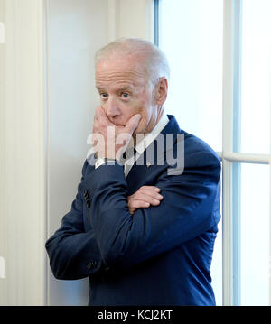 Der Vizepräsident der Vereinigten Staaten Joe Biden sieht so aus, als US-Präsident Barack Obama Präsident Park Geun-hye der Republik Korea im Oval Office des Weißen Hauses zu einem bilateralen Treffen am 16. Oktober 2015 in Washington, DC begrüßt. Sie haben keine Fragen gestellt, die es vorziehen, sie später am Tag auf ihrer gemeinsamen Pressekonferenz zu unterhalten. Kredit: Olivier Douliery / Pool über CNP /MediaPunch Stockfoto