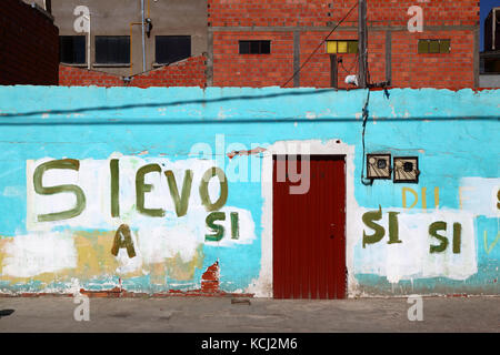 Si/Ja graffiti Unterstützung für bolivianische Präsident Evo Morales an der Wand des Hauses zeigt, El Alto, Bolivien Stockfoto