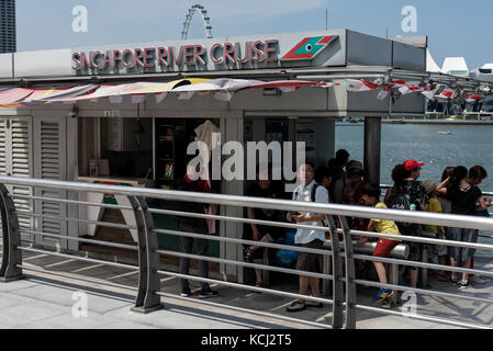 Fußpassagiere warten in einer Warteschlange an Bord einer der Singapore River Cruises in der Esplanade an der Marina Bay in Singapur . Stockfoto