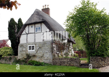 Auch Glocken des 17. Jahrhunderts Holz gerahmt Reetdachhaus" in der Ortschaft Garsington, Oxford Stockfoto