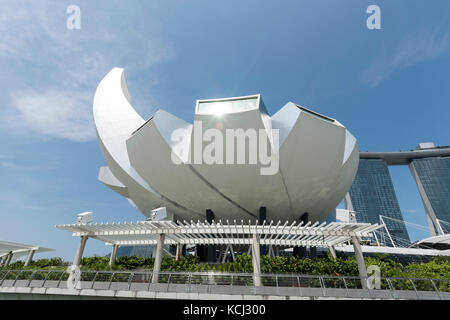 Die Architektur ist in Form einer Lotusblume gestaltet und ist das weltweit erste ArtScience-Museum in Marina Bay in Singapur. Stockfoto