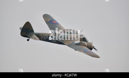 Ein wunderschön restauriertes Bristol Blenheim fliegen an Duxford dieses Flugzeug auch in der Blockbuster Dünkirchen erschienen Stockfoto