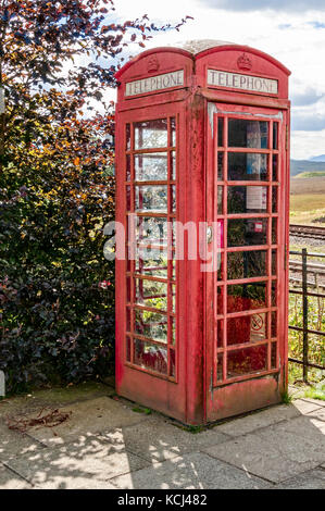 Eine fundamentale, iconic General Post Office rot k6 Telefonzelle auf dem Parkplatz von rannoch Bahnhof entfernt Stockfoto