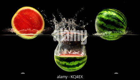 Frische Melone in Wasser fallen Stockfoto