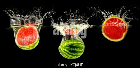 Frische Melone in Wasser fallen Stockfoto