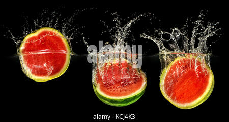 Frische Melone in Wasser fallen Stockfoto