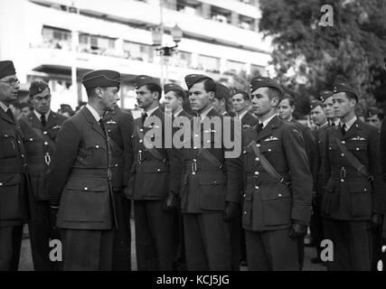 KIng George VI Prüfung RAF während des Zweiten Weltkrieges Stockfoto