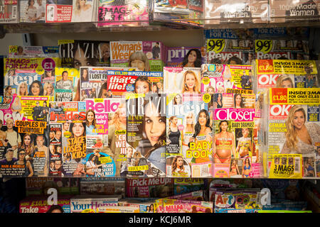 Magazine auf Verkauf in einem Supermarkt Stockfoto