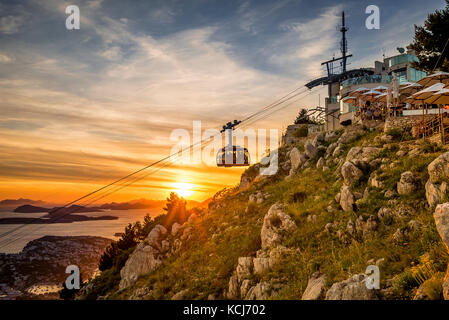 Dubrovnik Seilbahn bei Sonnenuntergang Stockfoto