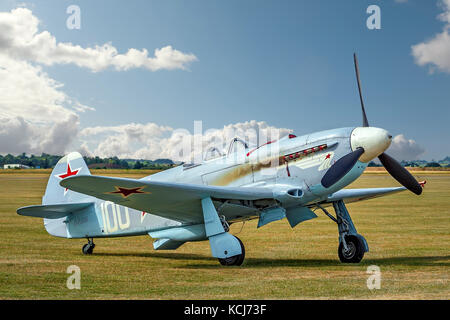 'S Chris vogelgesang Hellblau bauen neue Yak-3 ua auf Static Display in duxford Flying Legends 2010. Stockfoto