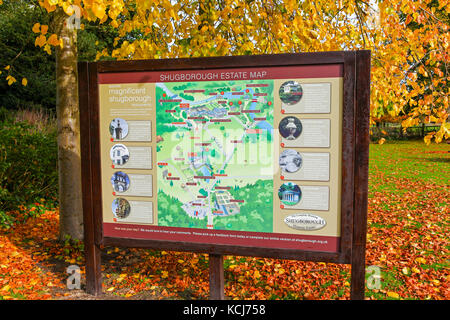 Ein Aushang mit einer Karte, die die Anordnung der auf dem Gelände des Shugborough Hall, in der Nähe von Stafford, Staffordshire, England, UK Stockfoto