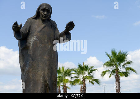 Albanien, Tirana, Mutter Teresa Denkmal am Flughafen, Sie als Anjezë Gonxha Bojaxhiu am 26. geboren wurde. August 1910 in Üsküb (heute Skopje, Mazedonien) und hat albanischer Herkunft, gründete Sie die schwesternschaft die Missionarinnen von der Nächstenliebe und dem berühmten hospiz Nirmal Hriday für arme Menschen in Kalkutta, Indien/Albanien, Tirana, Mutter Teresa Denkmal am Flughafen Stockfoto