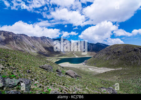 Bergblick auf einem hinking Trail in einer schönen sonnigen Tag Stockfoto