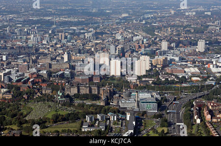 Luftaufnahme von Glasgow City Centre Skyline aus dem Osten, mit dem Royal Infirmary, Kathedrale & Nekropole im Vordergrund, Schottland, Großbritannien Stockfoto