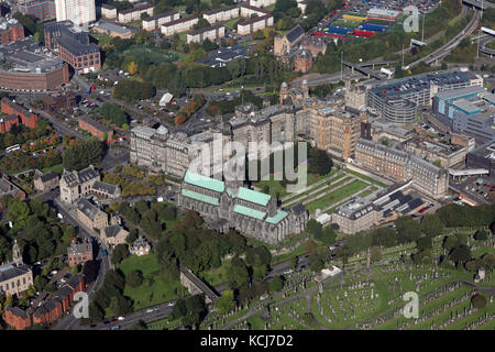 Luftaufnahme von Glasgow Cathedral and Royal Infirmary in Glasgow, Schottland, Großbritannien Stockfoto