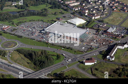 Luftaufnahme von Morrisons Superstore, Auchinlea Weg, Glasgow, Großbritannien Stockfoto