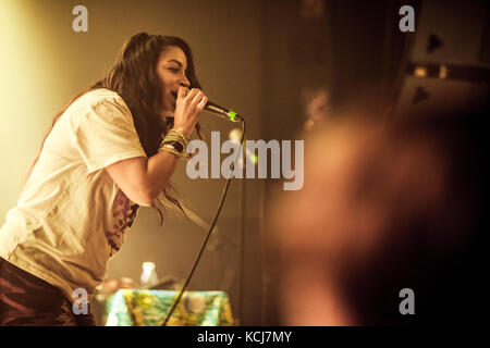 Die amerikanische Jazz-Rap-Gruppe Digable Planets gibt ein Live-Konzert im Pumpehuset in Kopenhagen. Hier ist Rapper und Texter Ladybug Mekka live auf der Bühne zu sehen. Dänemark, 16/11 2016. Stockfoto