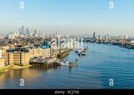 Die River City Skyline in Richtung Canary Wharf auf der Themse in London. Stockfoto