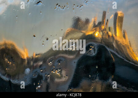 Abstrakte Reflexion der Londoner Skyline in Keramikglasur Stockfoto