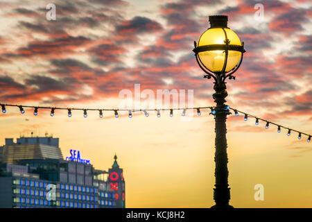 Dekorative Kugel street light Lamp Post in London bei Sonnenuntergang Stockfoto