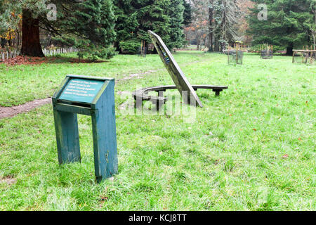 Die 'Zeit' Sonnenuhr auf der Cyril Hart-Arboretum im Wald von Dean Arboretum Speech House, in der Nähe von Coleford, Gloucestershire, England, Großbritannien Stockfoto