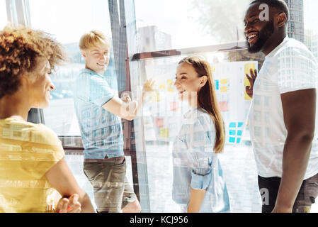Freuen Kollegen in business meeting Stockfoto