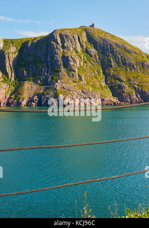Blick von Fort Amherst über die Narrows (nur Eingang von St John's Hafen) an Cabot Tower auf dem Signal Hill, St. John's, Neufundland, Kanada Stockfoto